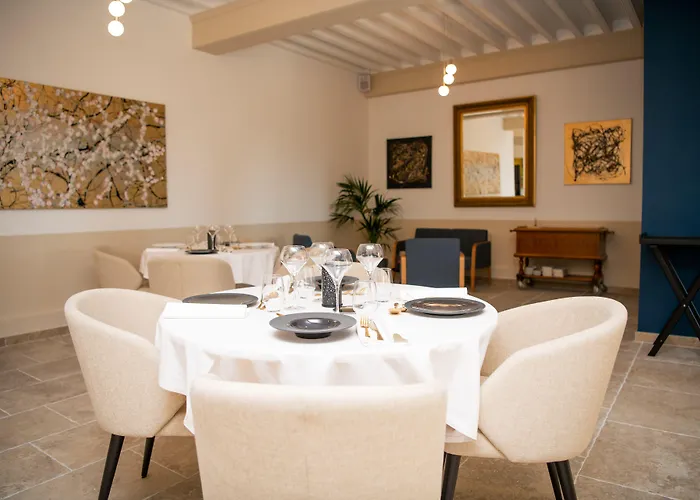 Hostellerie Du Chateau Des Fines Roches