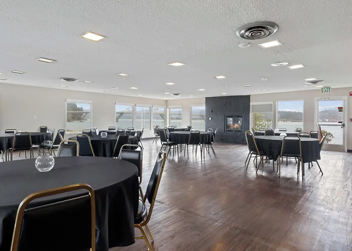 Waldport Bayfront Hotel & Restaurant