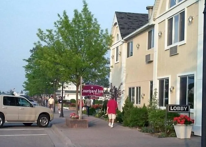 Court Plaza Inn & Suites Of Mackinaw