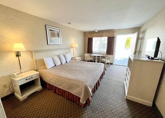 Court Plaza Inn & Suites Of Mackinaw