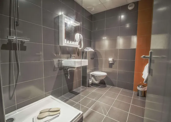 Kyriad Orange Centre Ville - Hotel Restaurant Bar - Galerie D'Art Des Princes - Provence Alpes Cote'Azur - France - Autoroute A7-A9 - Exit21- Chateauneuf-Du-Pape Avignon Bollene Nimes Valence - Terrasse - Repas - Petit Dejeuner