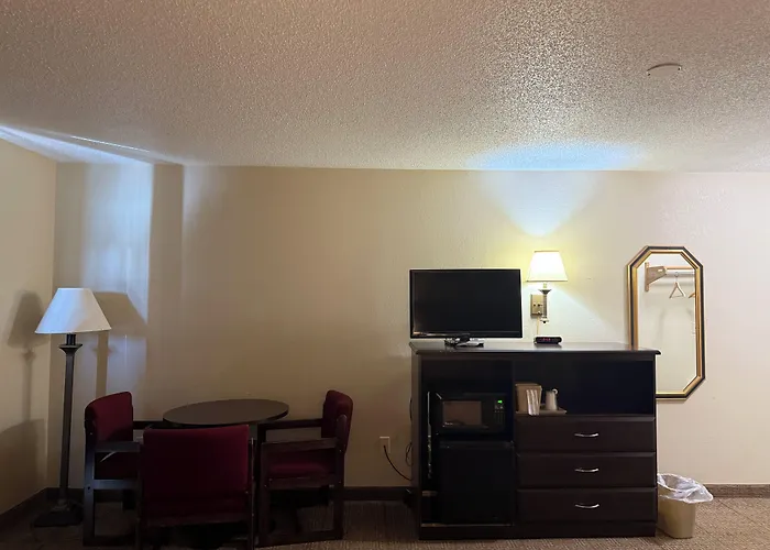 Clinton Inn & Suites