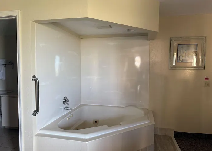 Clinton Inn & Suites