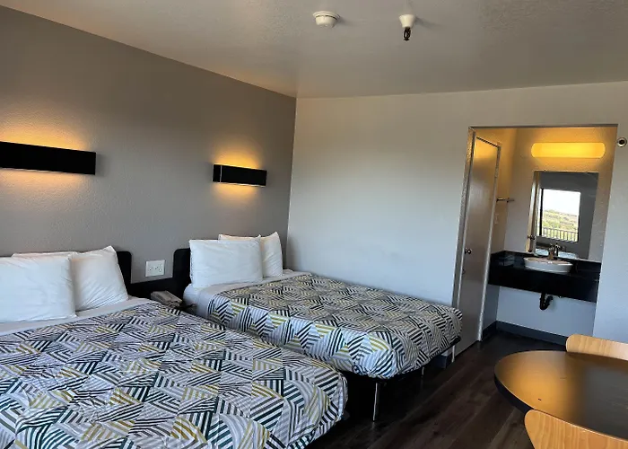 Hotel B5 -Watsonville