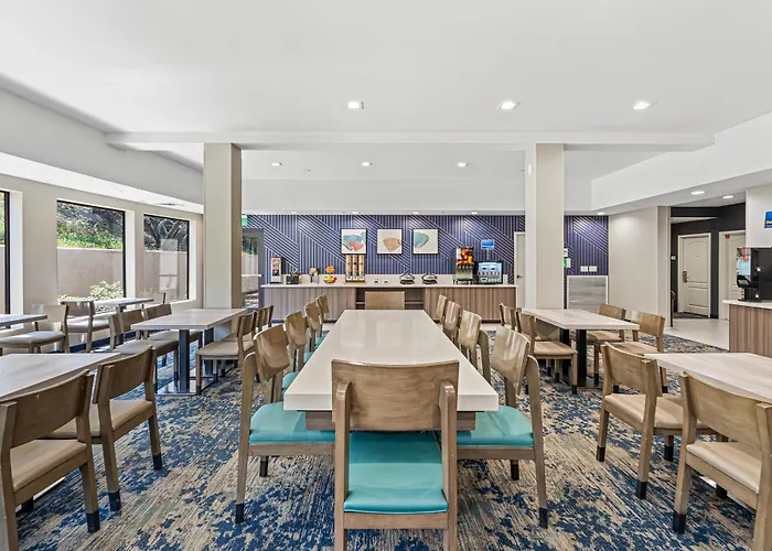 Best Western Valencia/Six Flags Inn & Suites