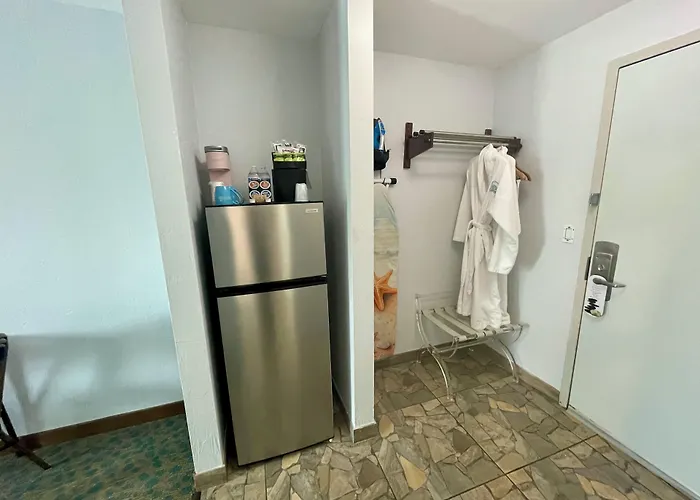 Ocean Sands Beach Boutique Inn-1 Acre Private Beach-St Augustine Historic-2 Miles-Shuttle With Downtown Tour-Heated Salt Water Pool Until 420Am-Popcorn-Cookies-New 4K Usd Black Beds- 69 Item Breakfast-Eggs-Bacon-Starbucks- Free Laundry- #904-799-Sand