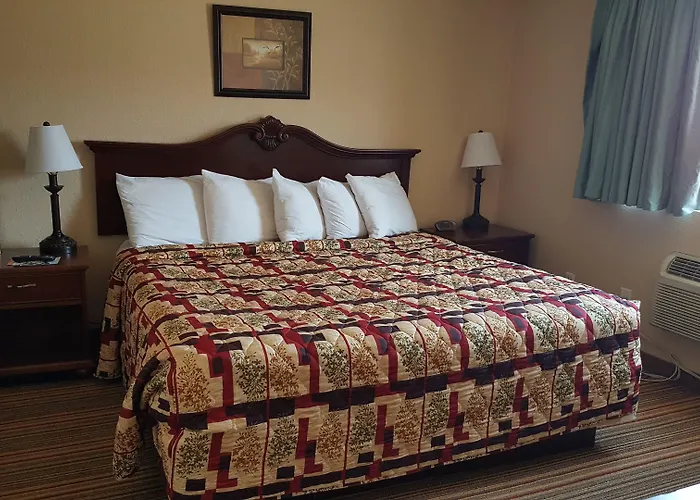 Knights Inn And Suites - Grand Forks