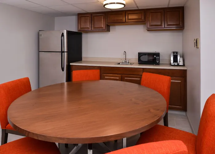 Holiday Inn Express & Suites Springfield By Ihg