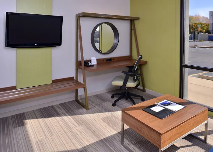 Holiday Inn Express & Suites Springfield By Ihg