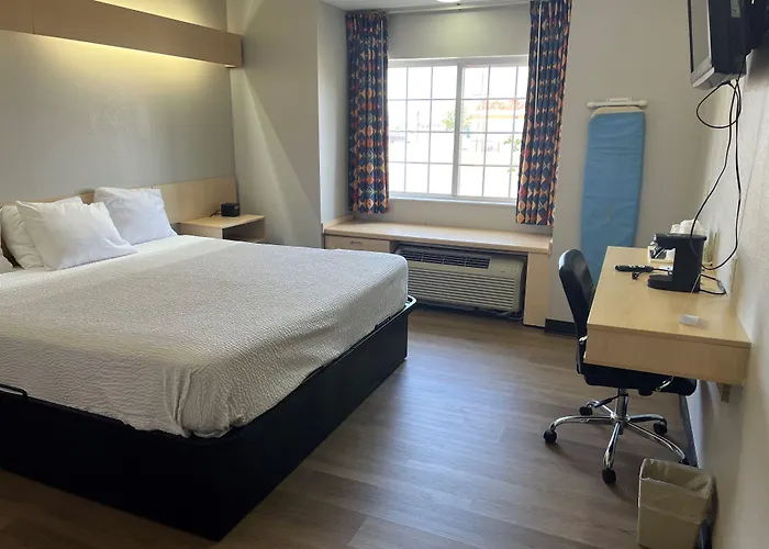 Days Inn & Suites By Wyndham Hutchinson
