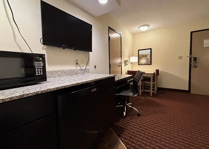 Super 8 By Wyndham Metropolis