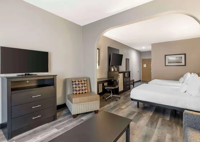 Best Western Plus Des Moines West Inn & Suites