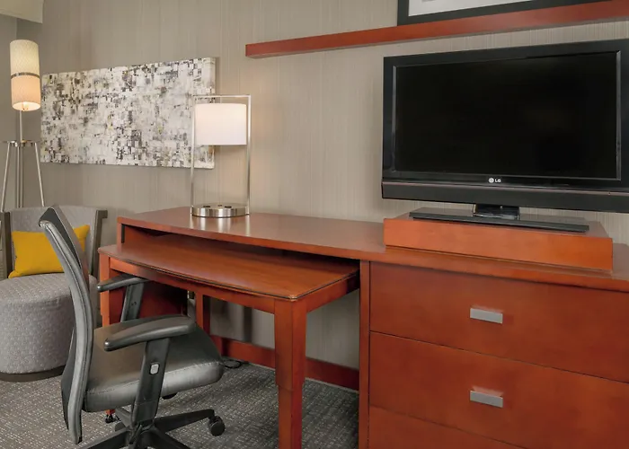 Courtyard By Marriott New Haven Orange