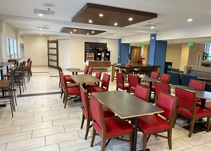 Holiday Inn Express & Suites Tracy By Ihg