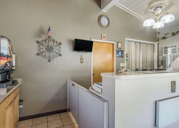 Econo Lodge Inn & Suites Yreka