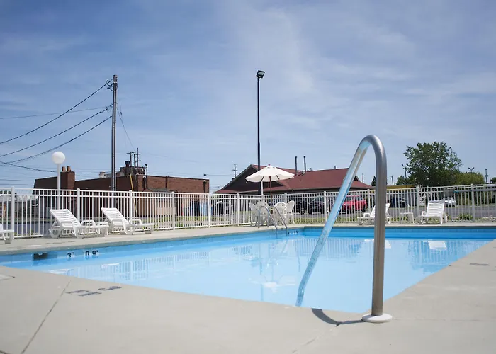 Econo Lodge Inn & Suites Sandusky South