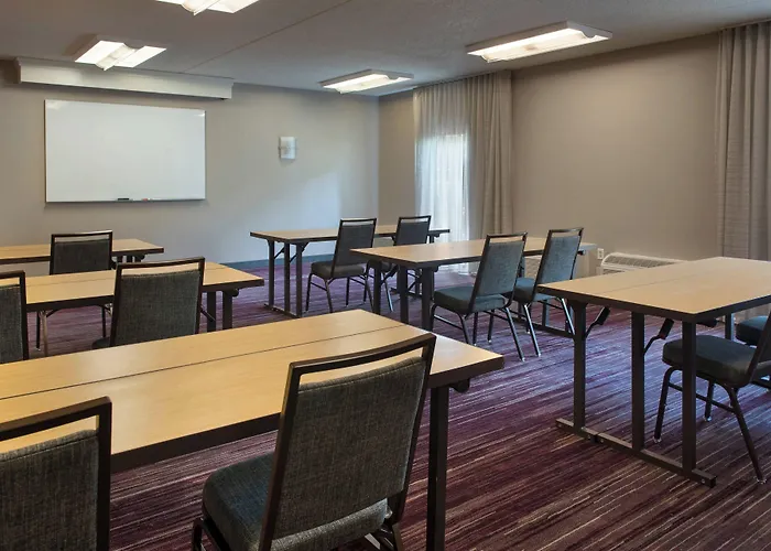 Courtyard By Marriott Lincroft Red Bank