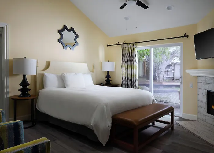 Lighthouse Lodge & Cottages