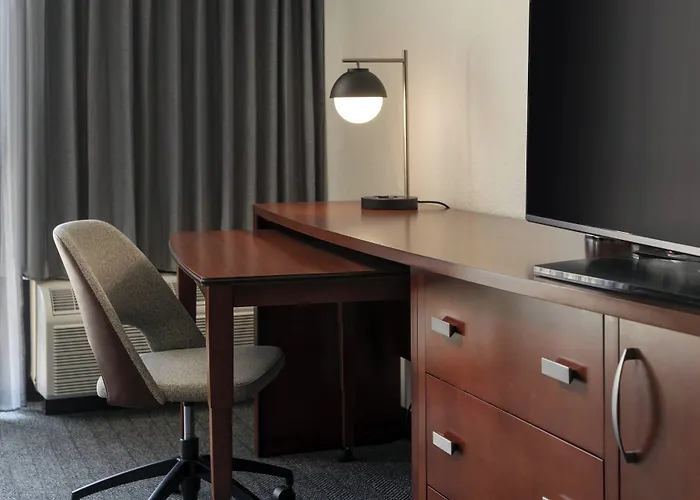 Courtyard By Marriott Palm Springs