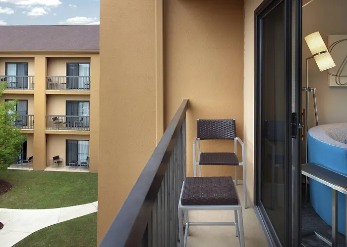Courtyard By Marriott Fayetteville