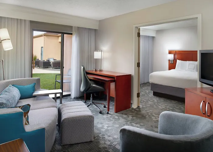 Courtyard By Marriott Fayetteville