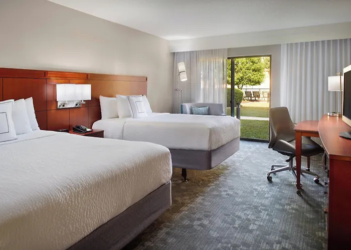 Courtyard By Marriott Fayetteville