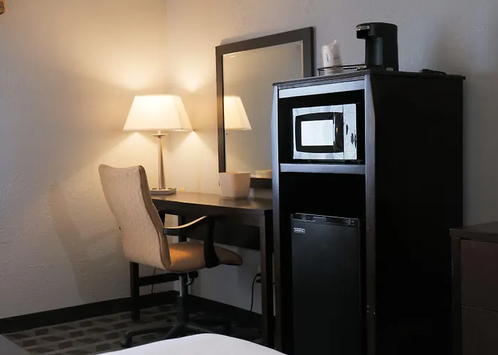 Baymont By Wyndham Flint Airport North