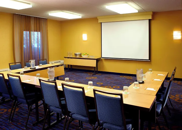 Courtyard By Marriott Chicago Waukegan / Gurnee