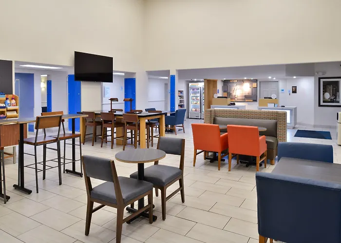 Holiday Inn Express & Suites Farmington Bloomfield By Ihg