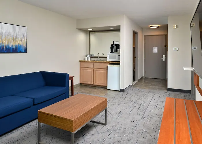 Holiday Inn Express & Suites Farmington Bloomfield By Ihg
