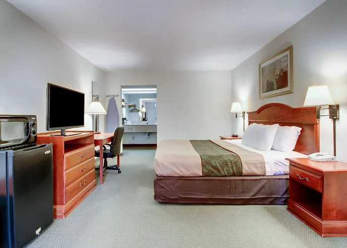 Econo Lodge Inn & Suites Gulfport Airport
