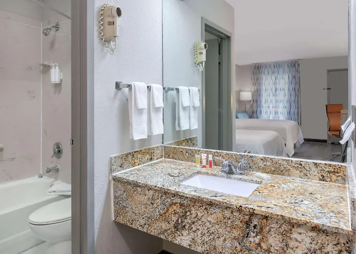 Days Inn By Wyndham Greenville Ms