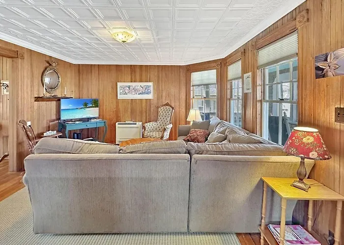 Cozy Cottage By The Sea
