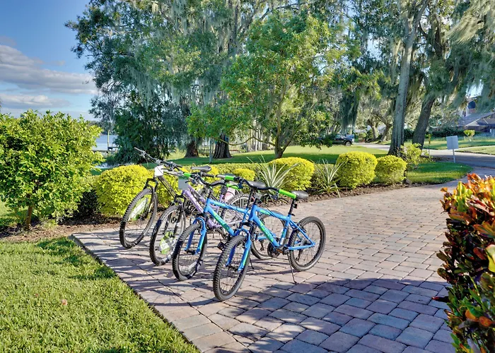 Lakefront Winter Haven Retreat: Hot Tub & Patio!