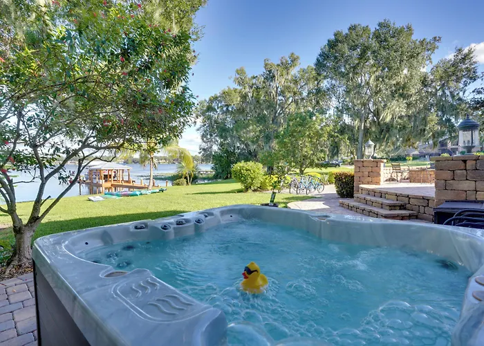 Lakefront Winter Haven Retreat: Hot Tub & Patio!
