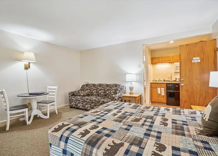 110 Cedarbrook Queen Studio