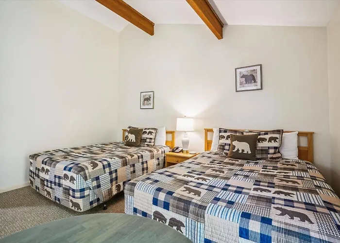 105 Cedarbrook Hotel Room