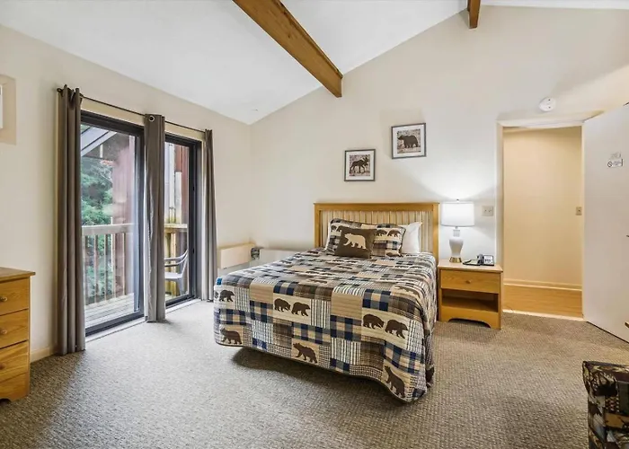 210 Cedarbrook Queen Studio