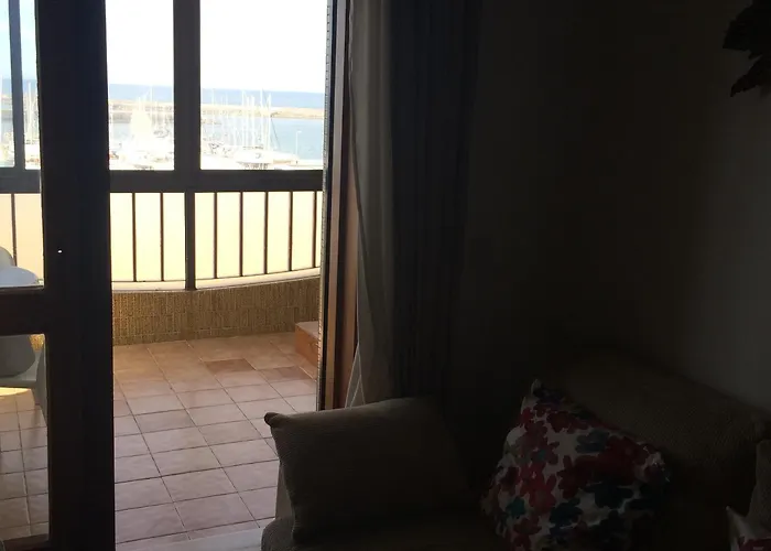 Em frente à Praia e Marina