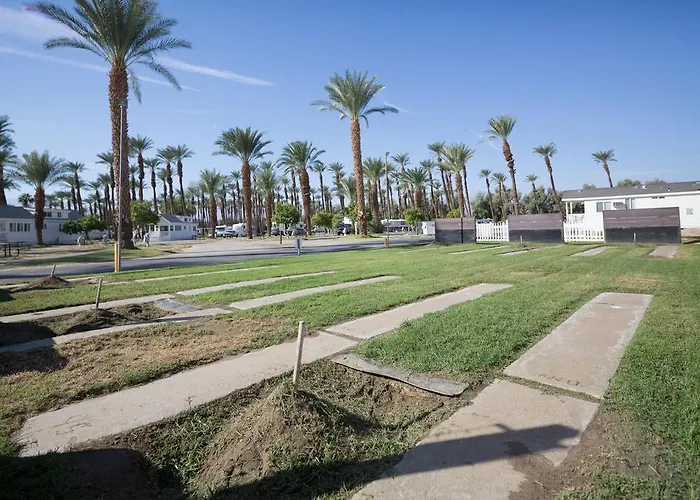 Palm Springs Camping Resort Cabin 3