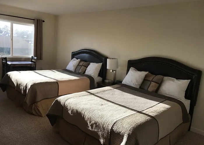 Townhouse Inn & Suites