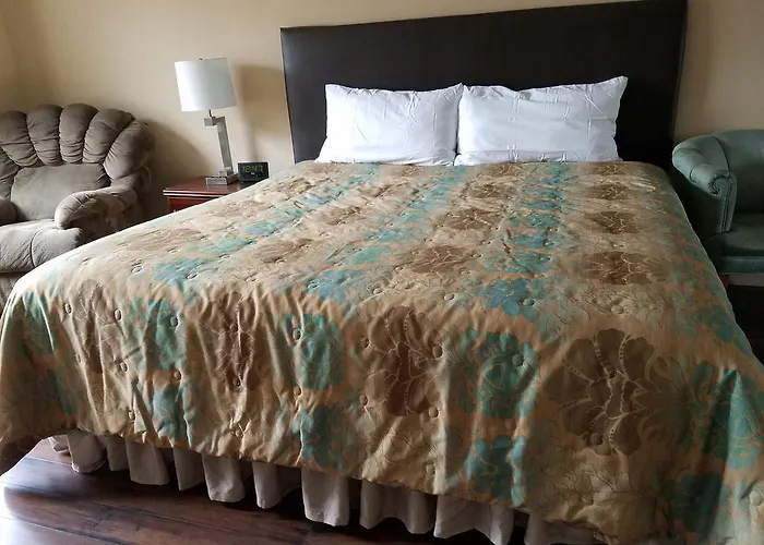 Townhouse Inn & Suites