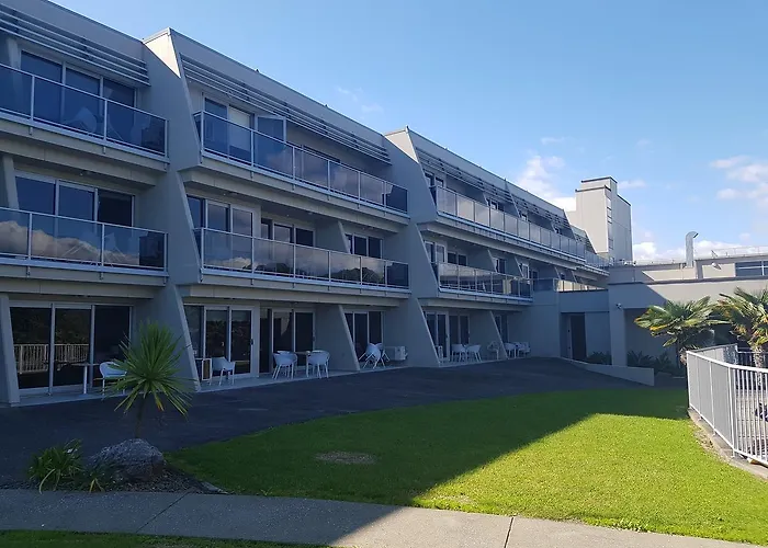 Te Kaha Beach Hotel