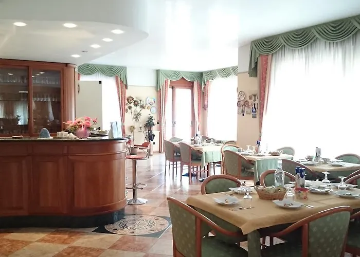 Hotel Holiday House