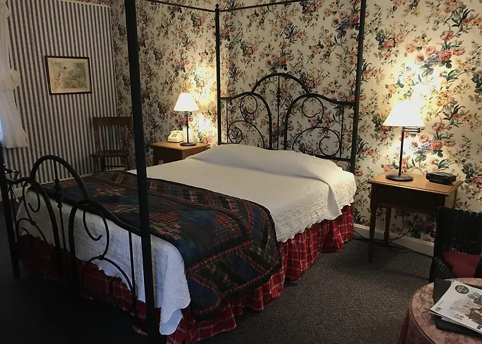 The 1896 House Country Inn - Brookside & Pondside