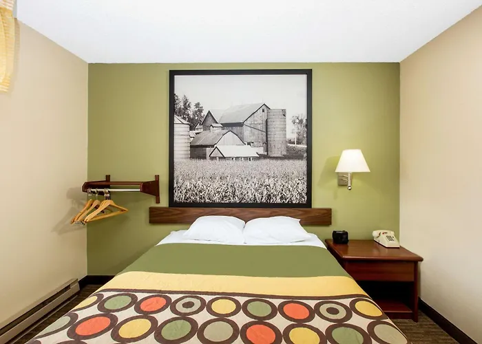 Super 8 By Wyndham Fairmont