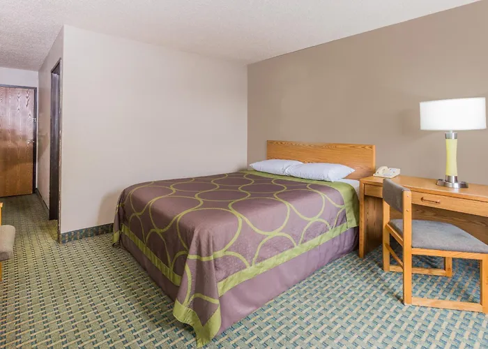 Super 8 By Wyndham St. Charles
