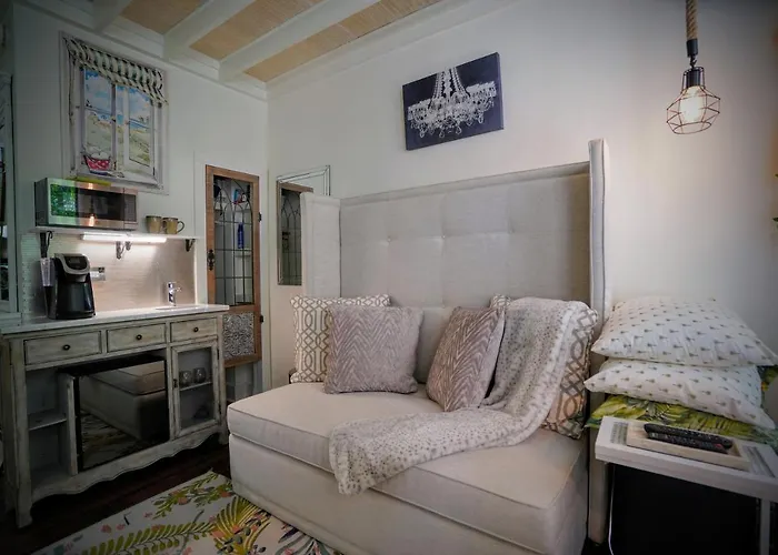 Palm Beach Historic Hotel: Petite Retreat Near Beach