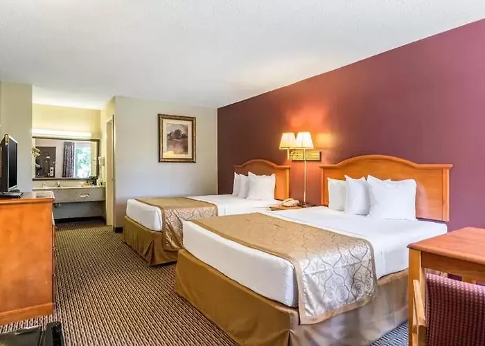 The Parkwood Inn & Suites