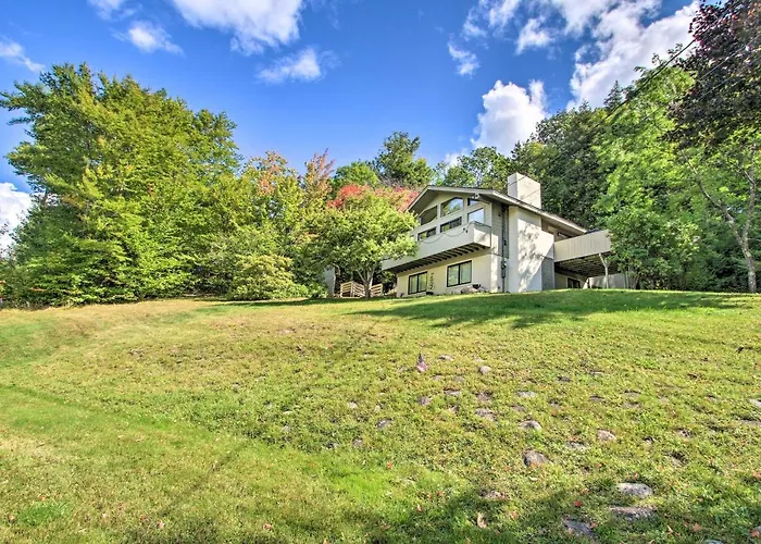 House W/ Balcony ~ 5 Mi To Cranmore Resort!